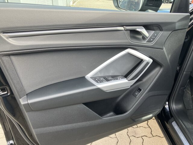 Q3 35 TFSI DSG S line AHK,ACC,Kamera,LED,App