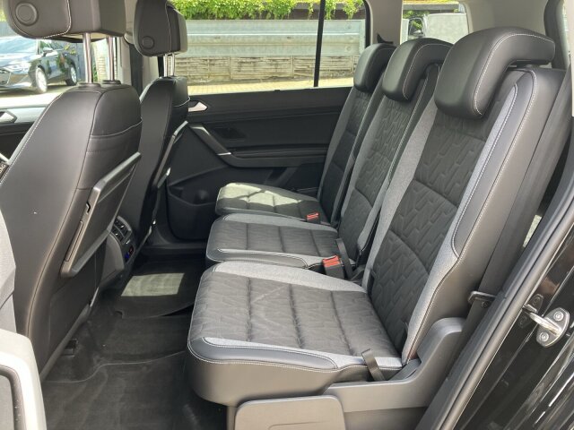 Touran 1.5 TSI DSG Comfortl. AHK,Kamera,LED,ACC