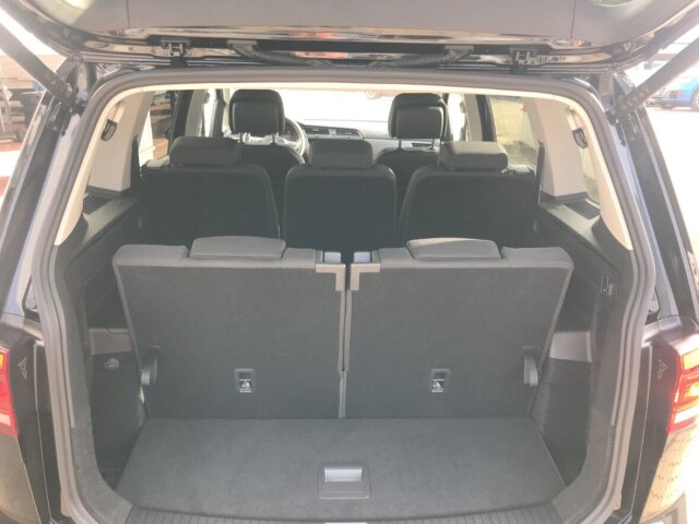 Touran 1.5 TSI DSG R-Line,Navi,LED,AHK,7 Sitze